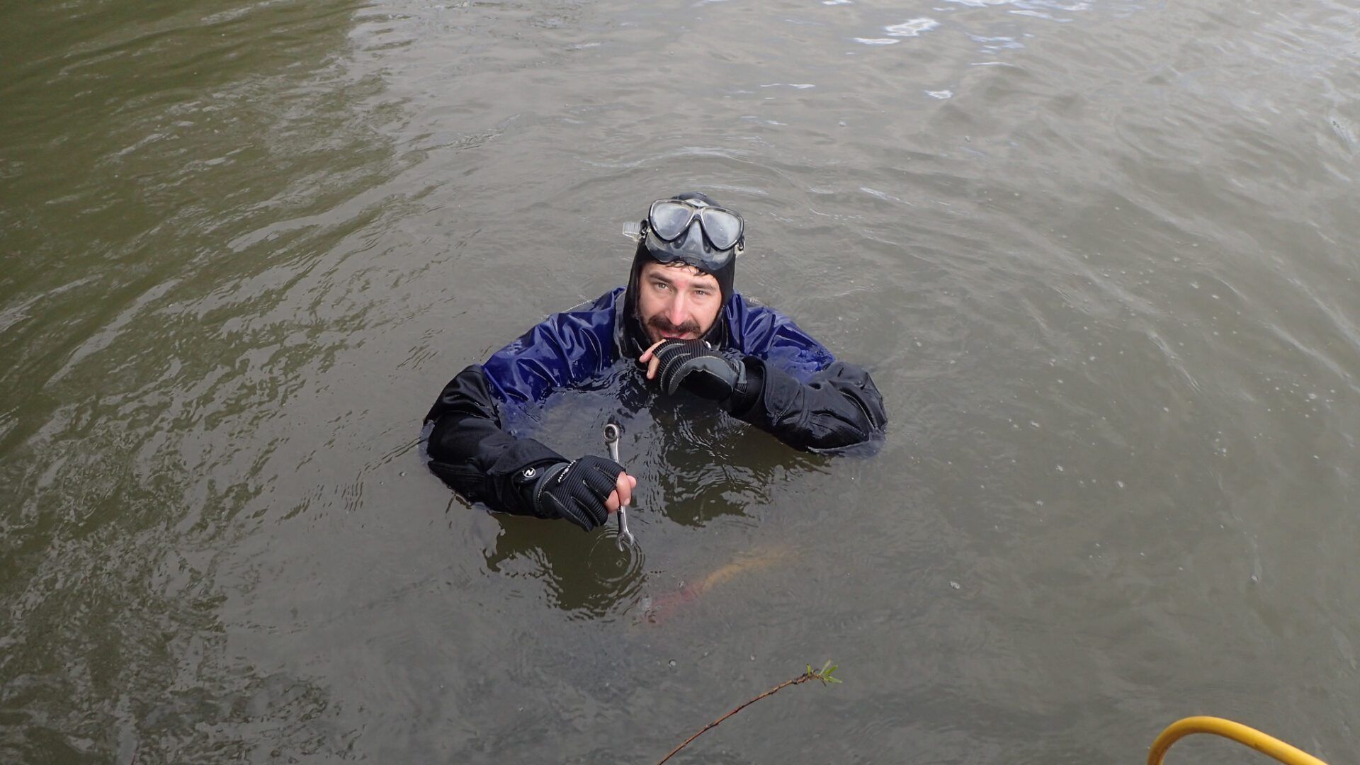 Diving to install a weir