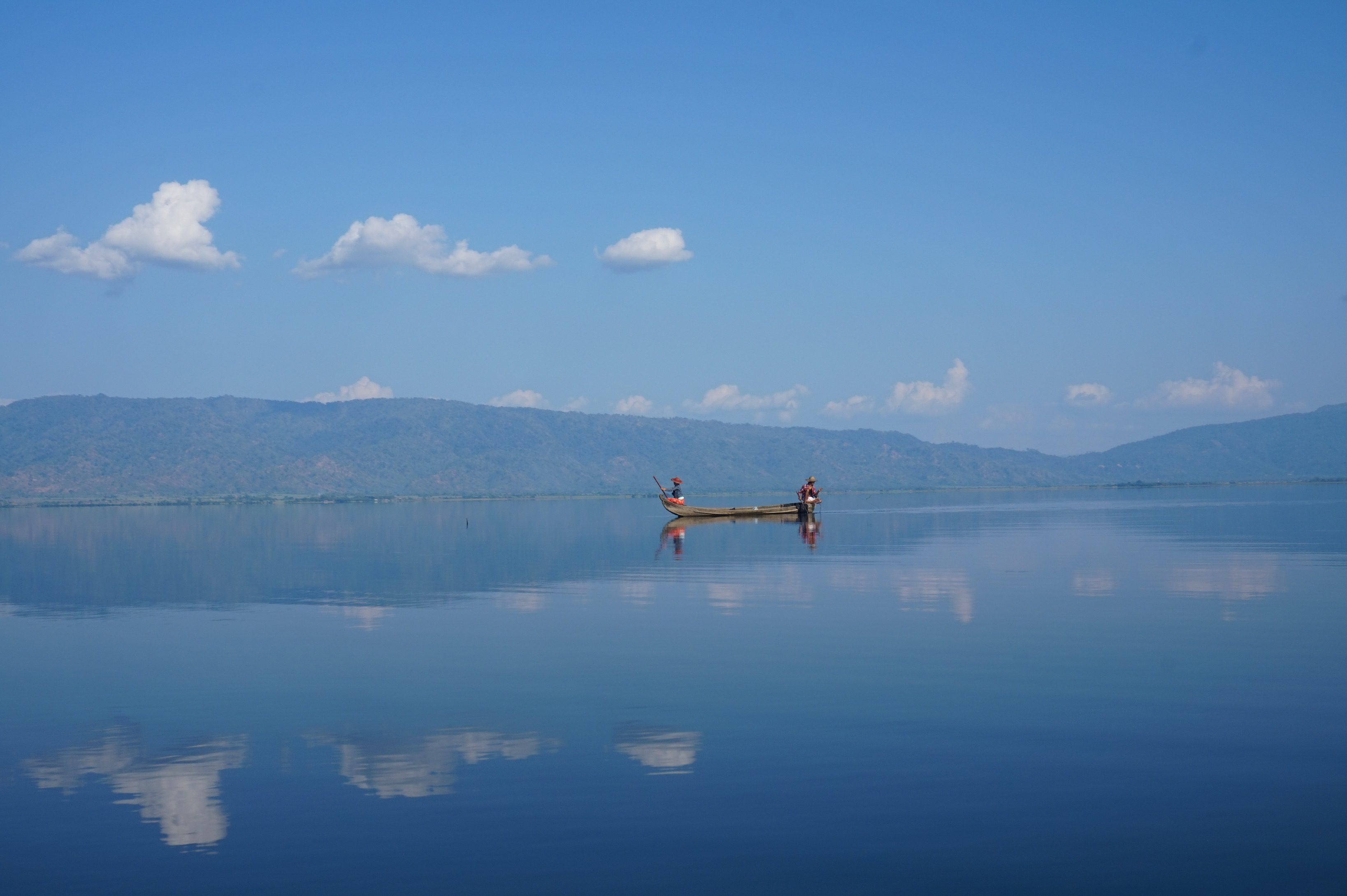 Fisherwomen on the lake