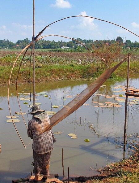 Fisher deploying lift net